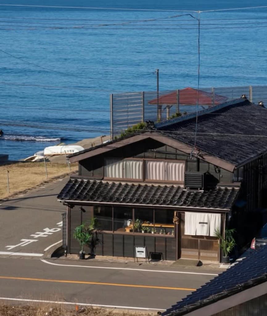 海沿いの施設外観